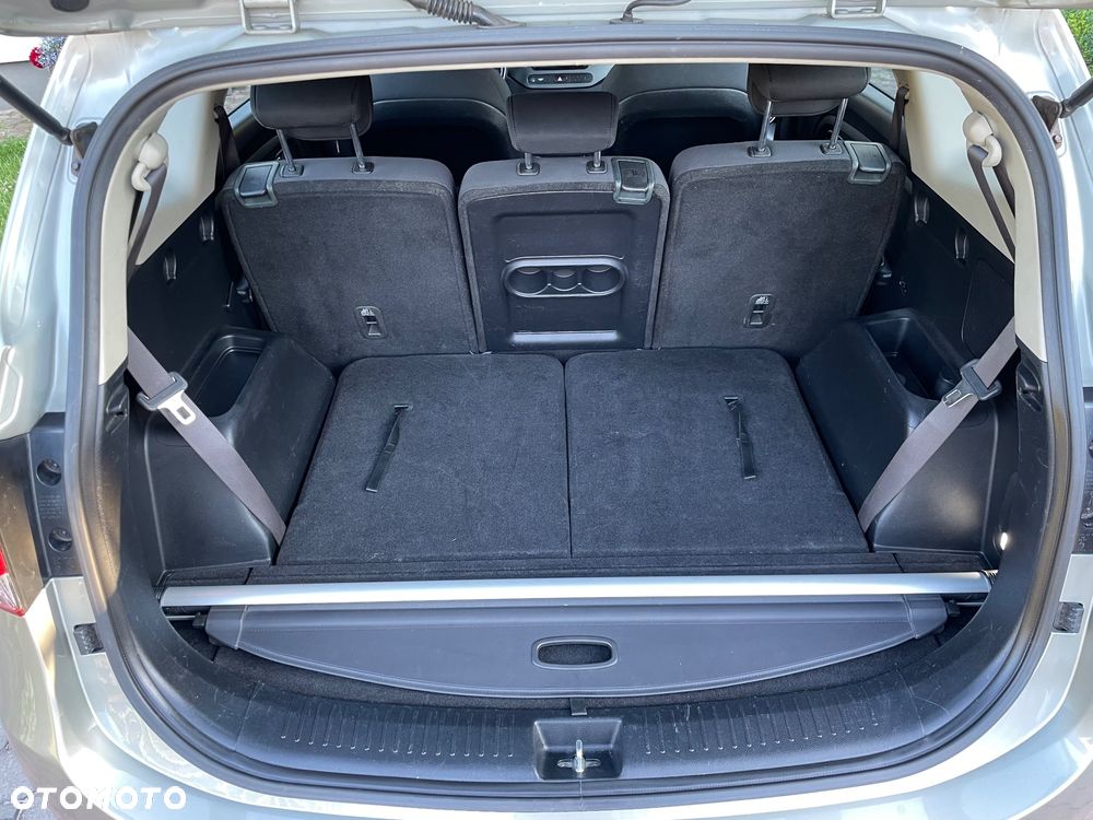 Kia Carens - 8