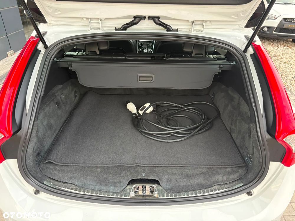 Volvo V60 D6 AWD Plug-in Hybrid R-Design Momentum - 14