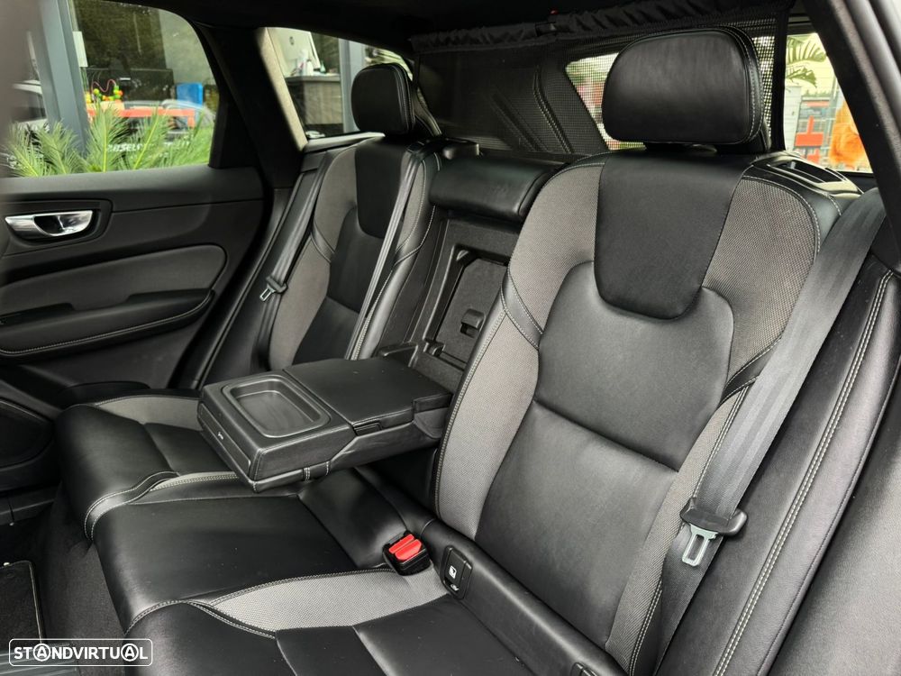 Volvo XC 60 2.0 T6 PHEV R-Design AWD - 24