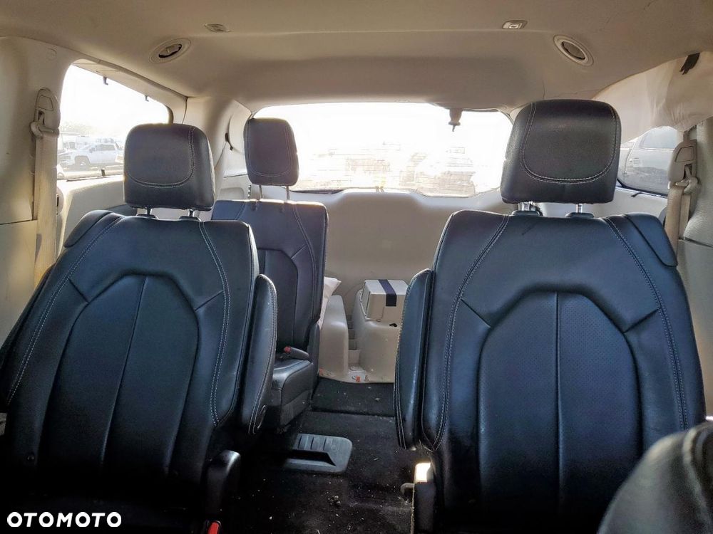 Chrysler Pacifica - 17