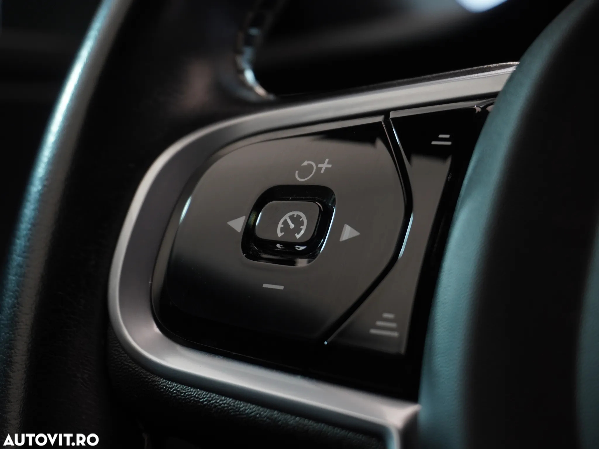 Volvo XC 60 B4 MHEV R-Design - 38
