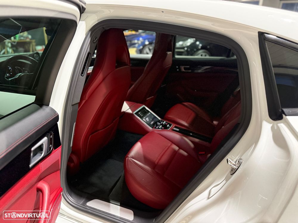 Porsche Panamera 4 E-Hybrid - 33