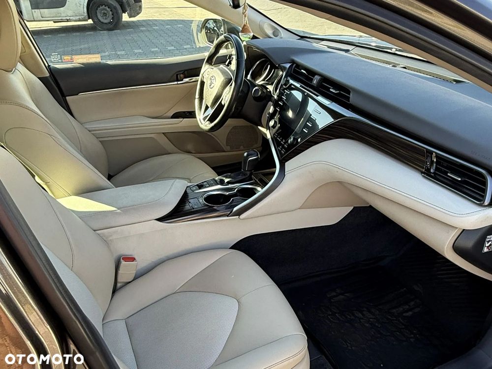 Toyota Camry 2.5 Hybrid Executive CVT - 16