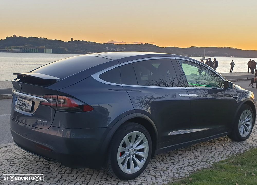 Tesla Model X - 4