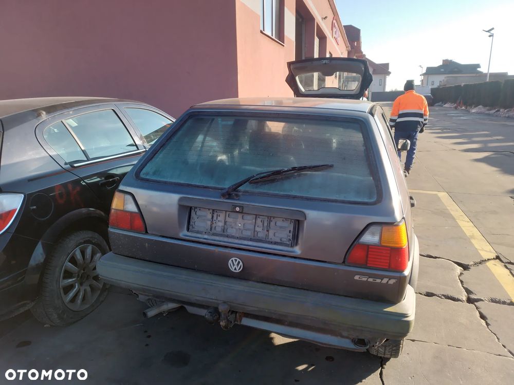 VW GOLF II  1.6 PN    BŁOTNIK PRAWY LEWY PRZÓD  LA7U - 12