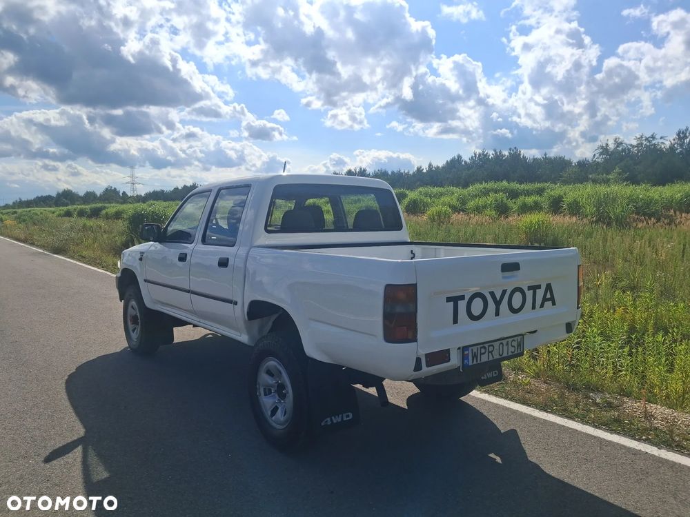Toyota Hilux 4WD DLX - 3
