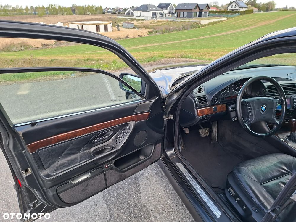 BMW Seria 7 750i - 12