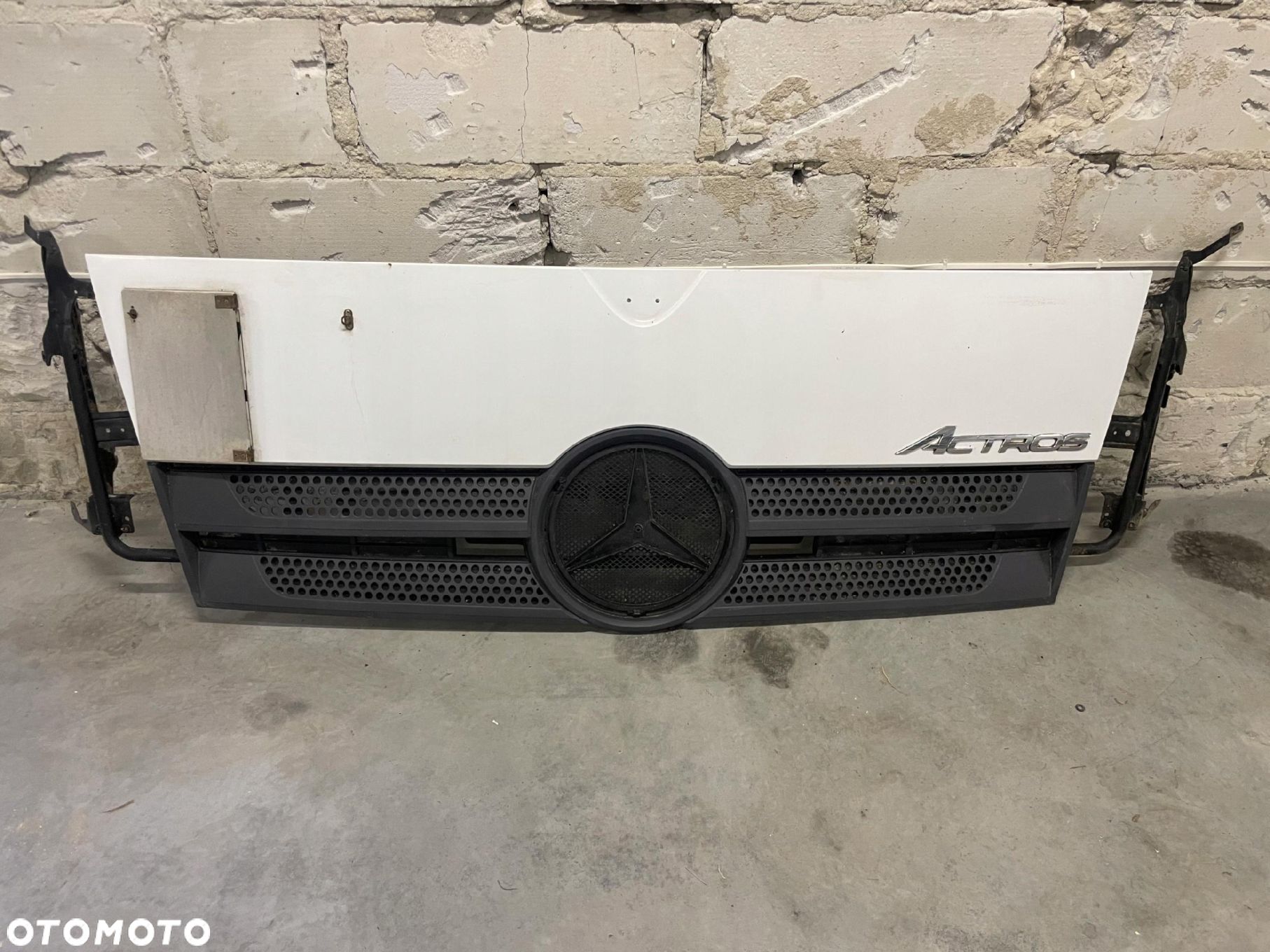 MASKA GRILL ATRAPA MOCOWANIA MERCEDES ACTROS MP4 - 1