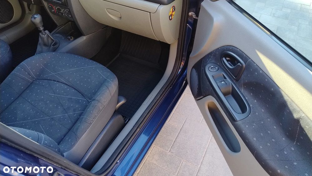 Renault Clio 1.2 16V Confort Authentique - 12