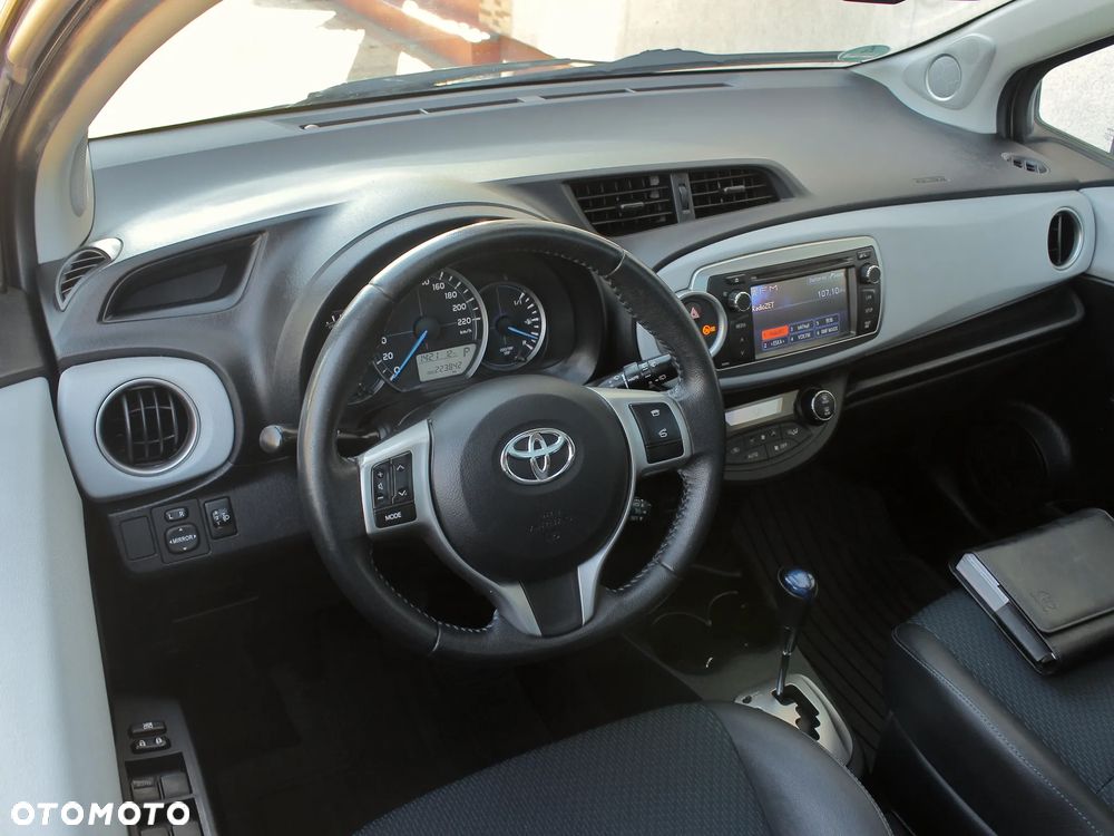 Toyota Yaris Hybrid 100 Dynamic - 17