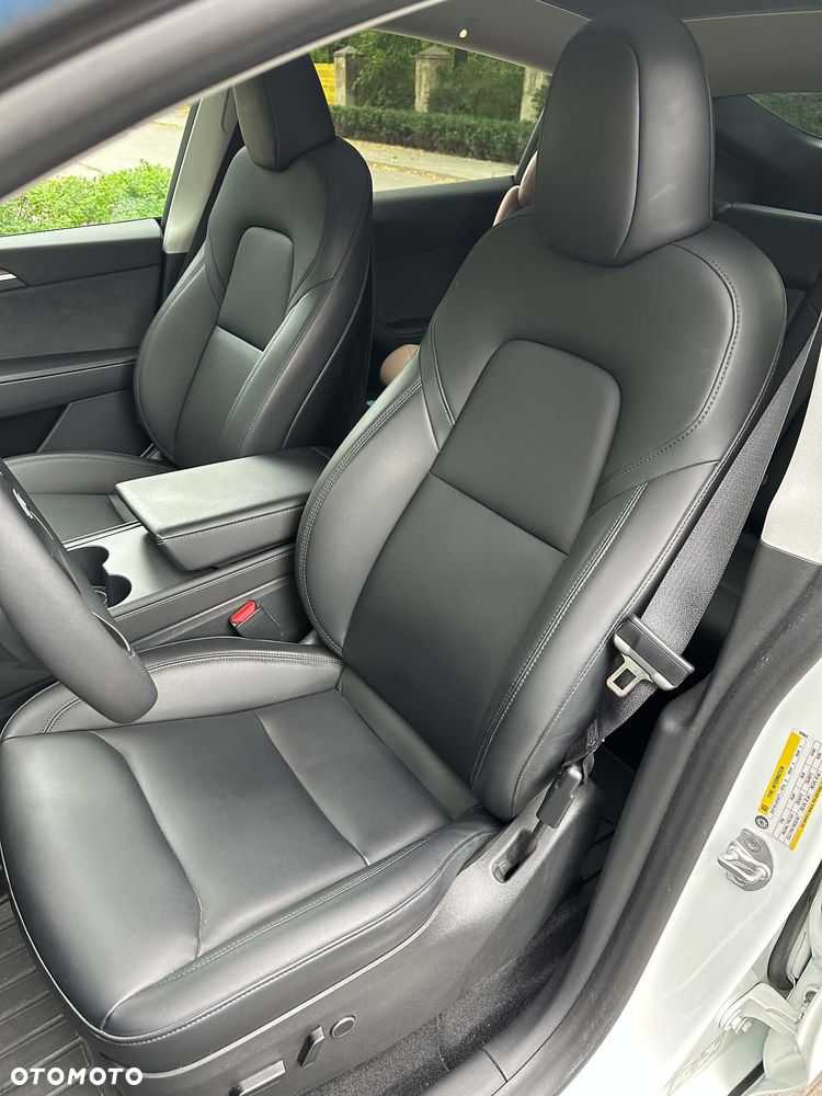 Tesla Model Y - 8