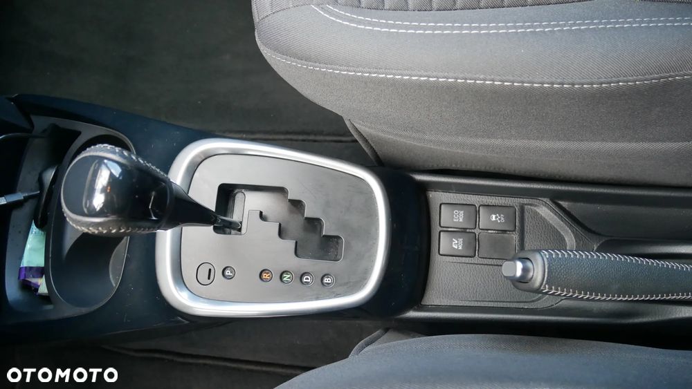 Toyota Yaris Hybrid 100 Selection Platinum - 29