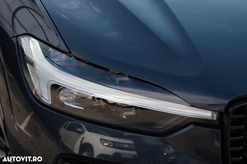 Volvo XC 60 B4 MHEV AT AWD Plus Dark - 12