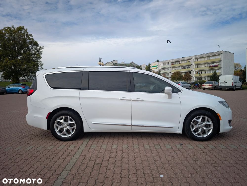 Chrysler Pacifica 2017 photo 2