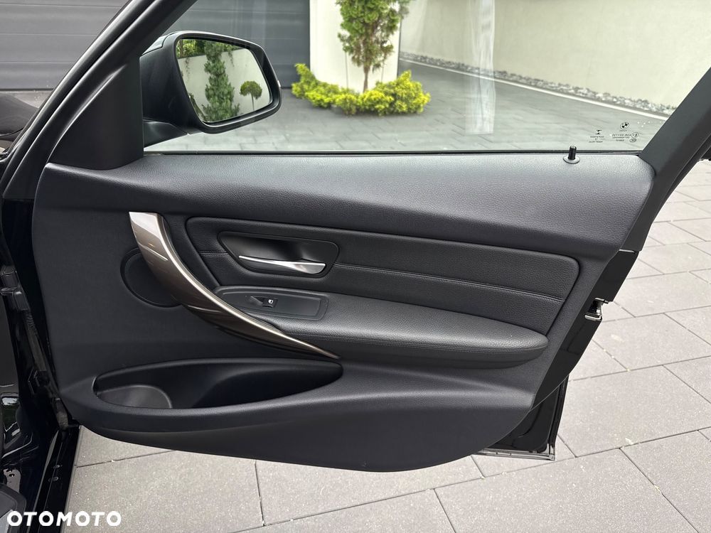 BMW Seria 3 320d Sport Line - 32