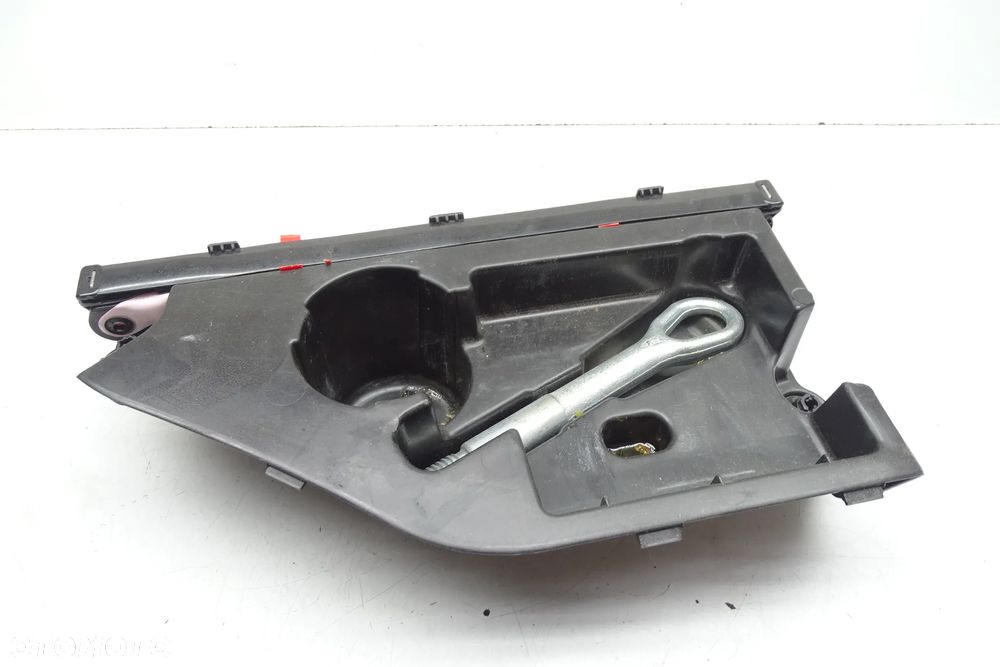 WKŁAD BAGAŻNIKA UCHO TRÓJKĄT A2468900188 W117 W176