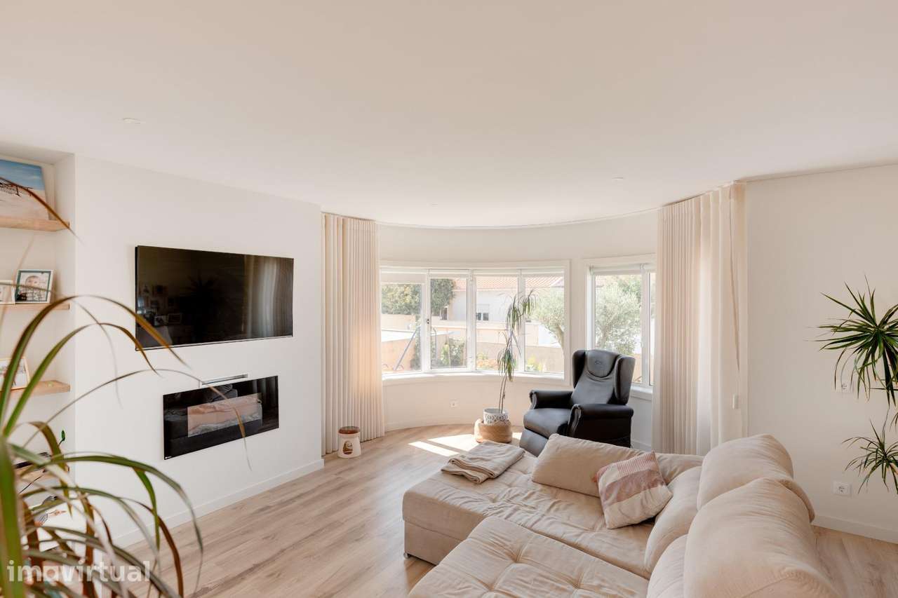 Moradia T4 renovada junto à Praia de Árvore | 397 m2, jardim, 2... - Grande imagem: 2/34