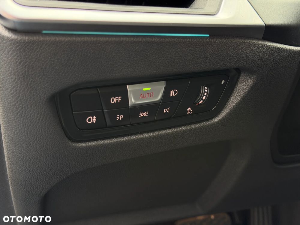 BMW Seria 3 318d mHEV - 13