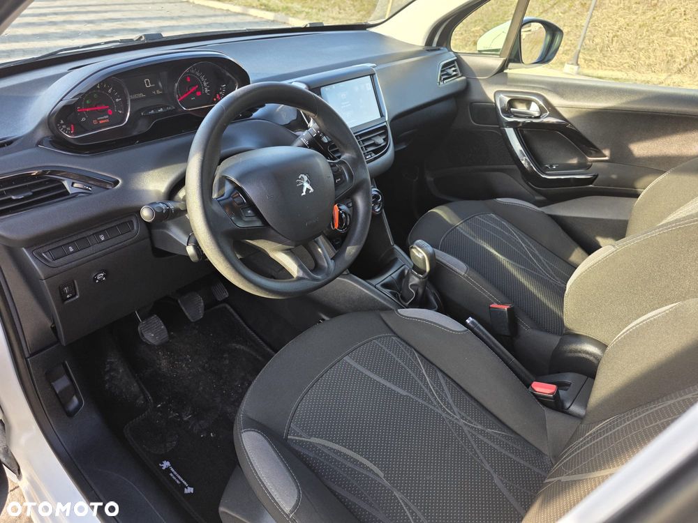 Peugeot 208 - 11
