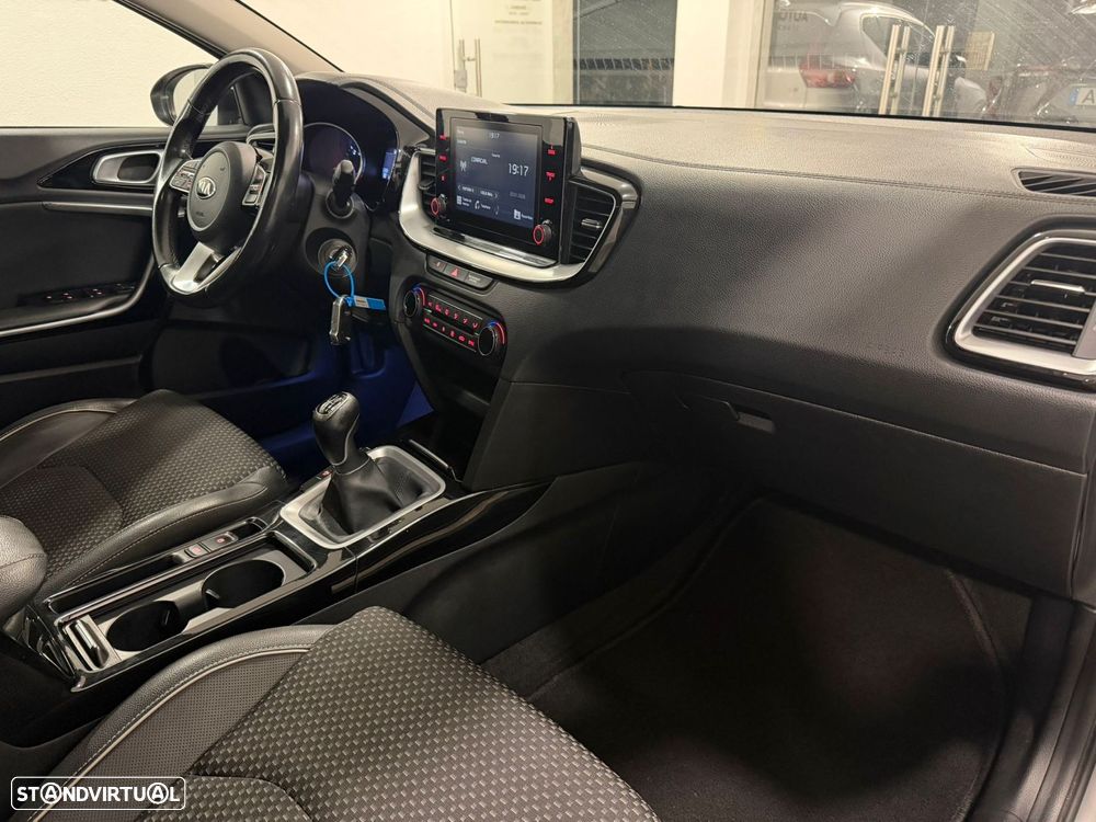 Kia Ceed SW 1.6 CRDi MHEV Drive+SRF - 10