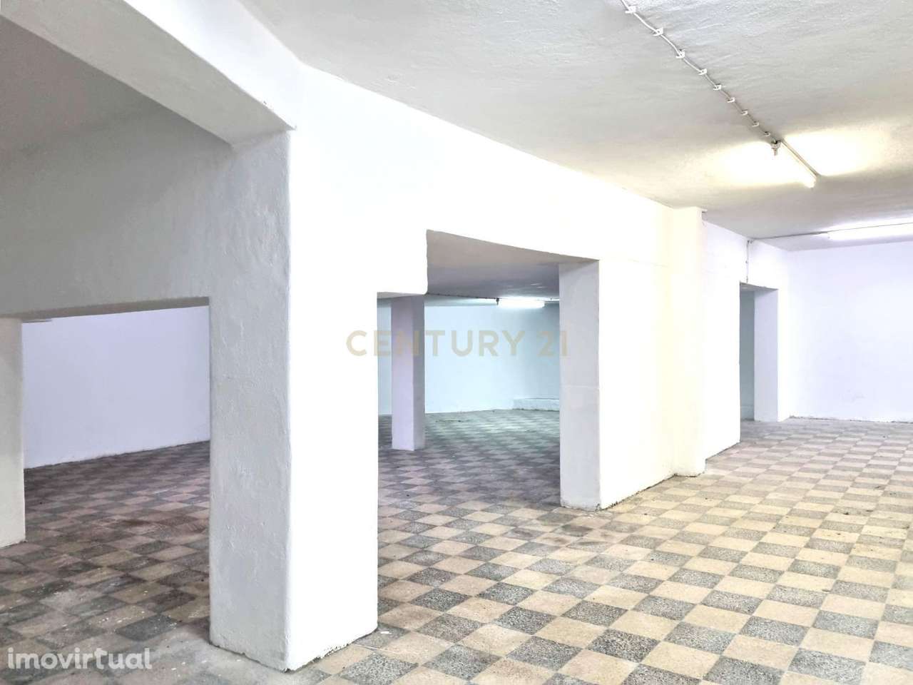 Garagem Gigante de 347 m² no Laranjeiro – Espaço Raro e Cheio de Poten - Grande imagem: 3/25