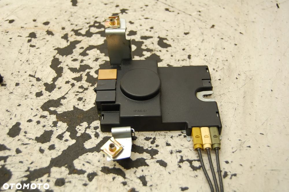 WZMACNIACZ ANTENY 8P3035225 AUDI A3 8P 3D - 1
