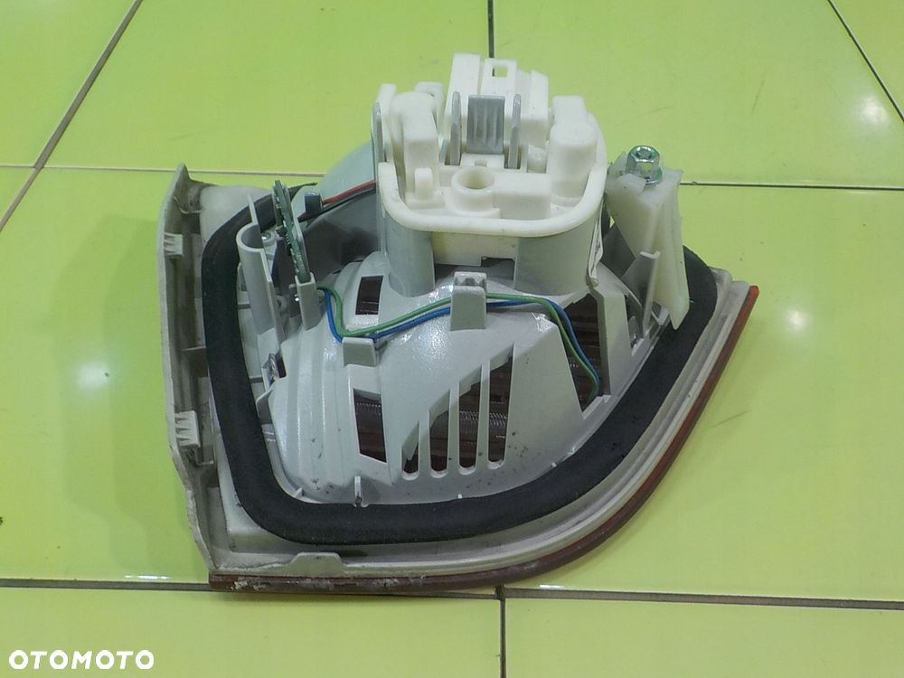 BMW 3 E90 LIFT 2.0 D 11r SEDAN 4D lampa prawa tyl - 15