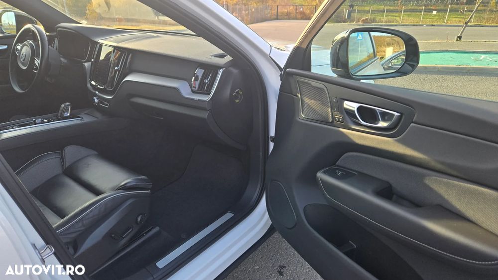 Volvo XC 60 B4 MHEV AWD R-Design - 30