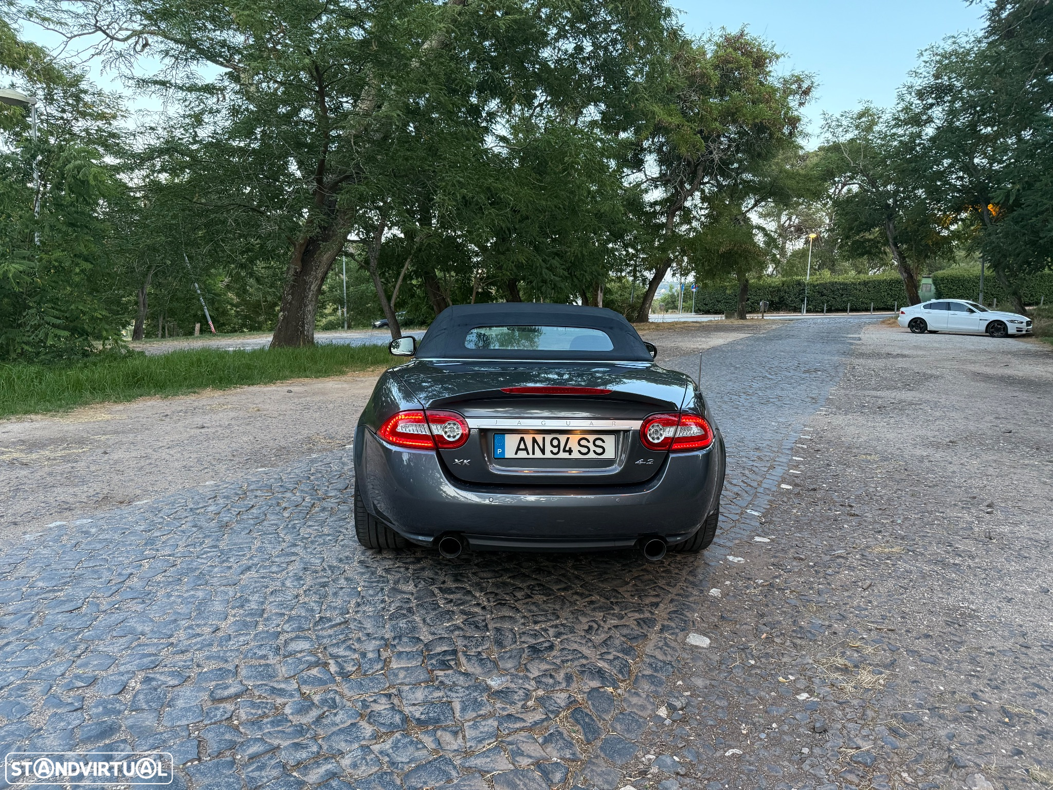 Jaguar XK 4.2 V8 Convertible - 10