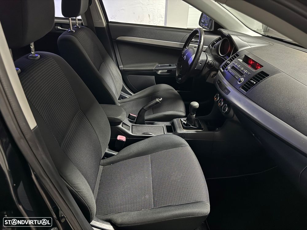 Mitsubishi Lancer Sportback 1.6 Invite Black Edition ClearTec - 16