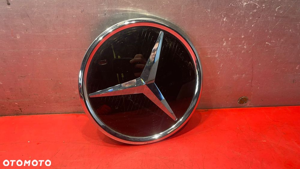 ZNACZEK LOGO EMBLEMAT POD RADAR CZARNY MERCEDES W206 C-KLASA A0008881800 - 1