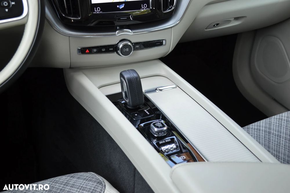 Volvo XC 60 B4 D AWD Ultimate Bright - 33