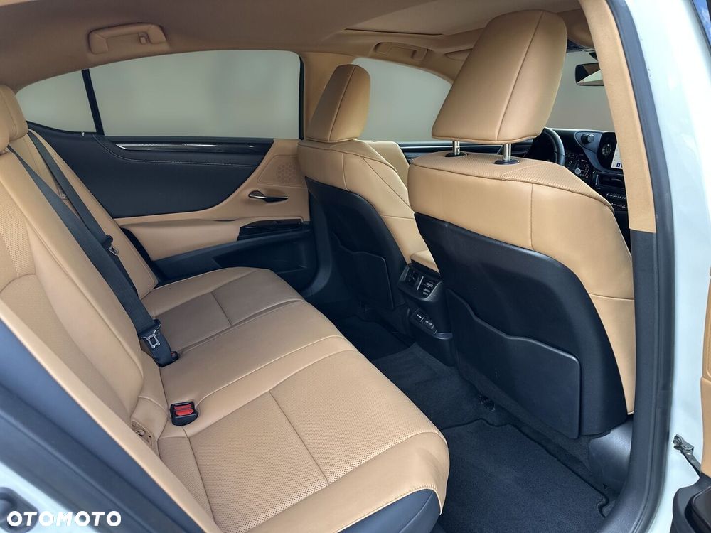 Lexus ES 300h Business Edition - 11