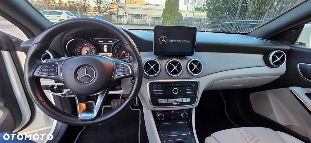 Mercedes-Benz CLA 200 7G-DCT Urban - 15