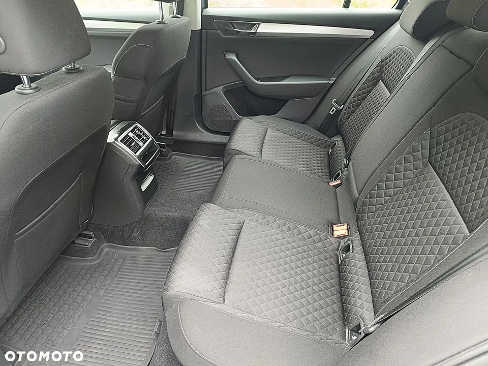 Skoda Superb 2.0 TDI Ambition DSG - 25