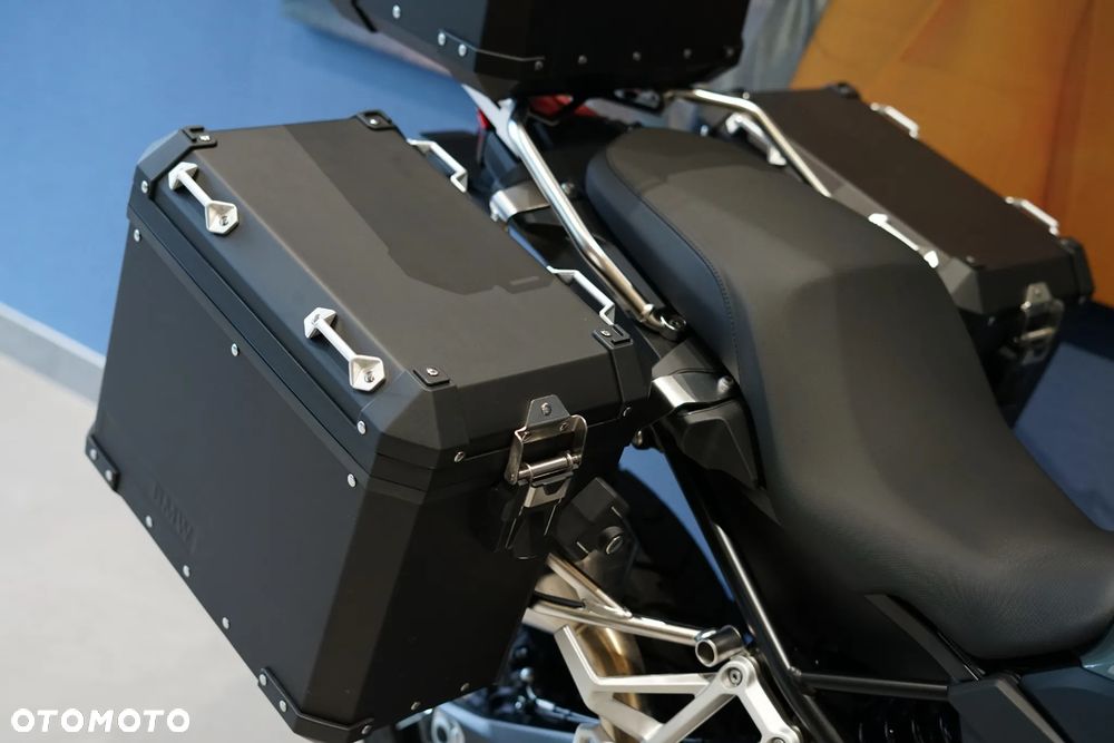 BMW F - 22