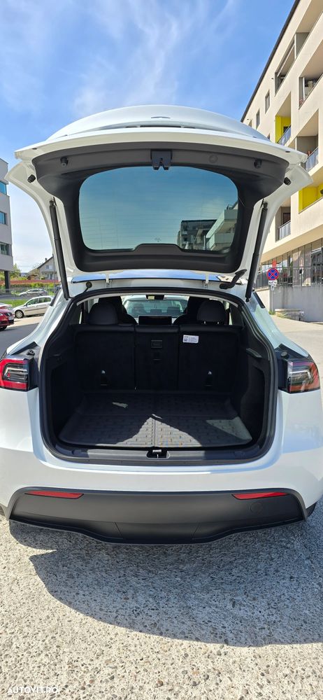 Tesla Model Y - 13