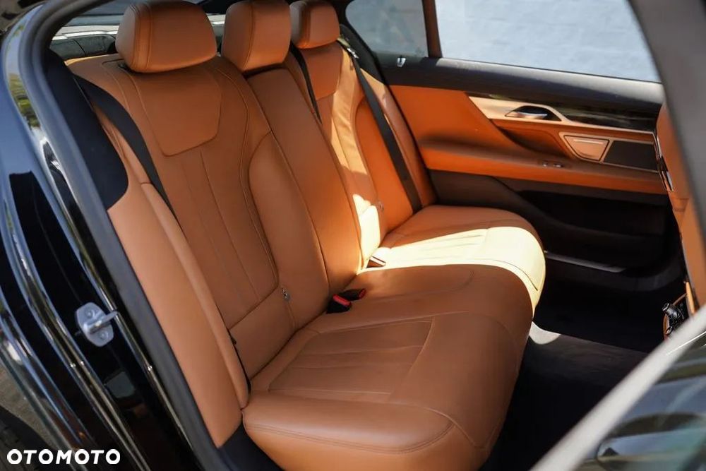 BMW Seria 7 740i - 26