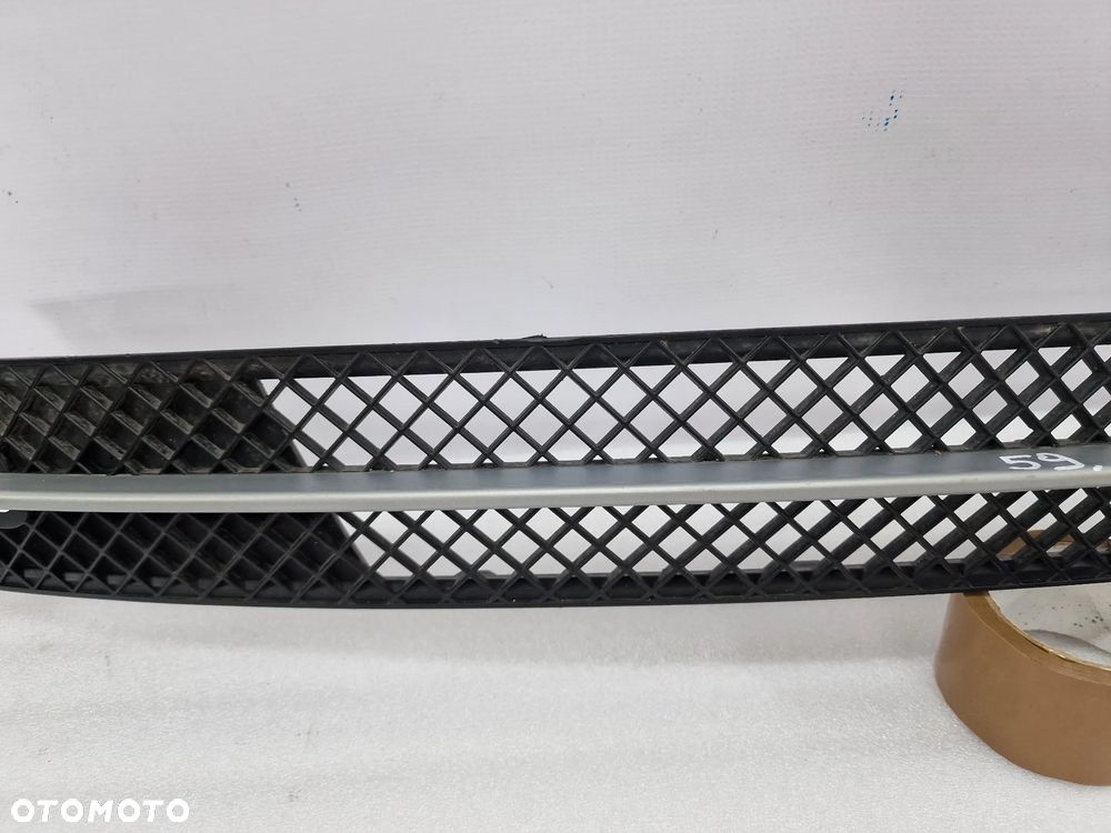 BMW E81 / E87 LIFT 06- KRATKA ŚRODKOWA ZDERZAKA PRZEDNIEGO PRZÓD , NR 51117182367 , NR AUKCJI KR59 - 3