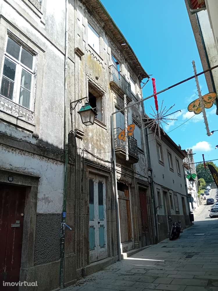Predio no centro historico de Ponte de Lima - Grande imagem: 2/9