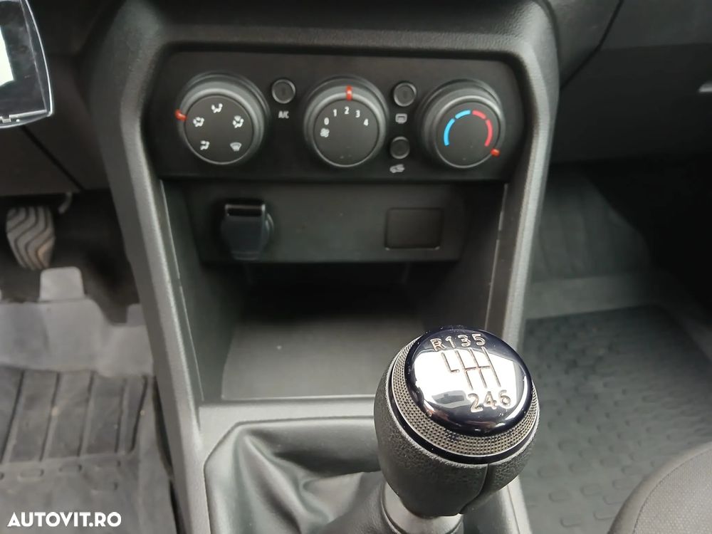 Dacia Logan TCe 90 Essential - 8