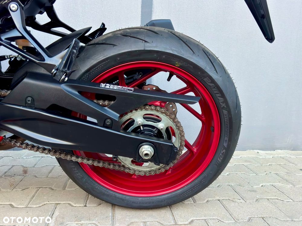 Suzuki GSX - 12