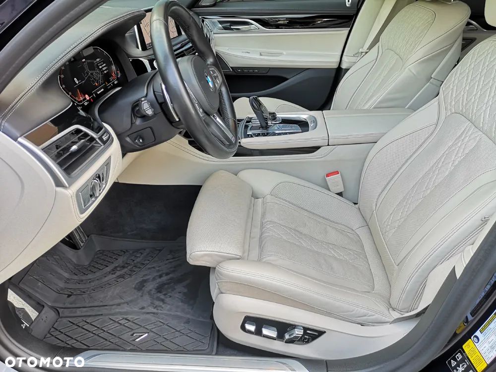 BMW Seria 7 750i xDrive sport - 31