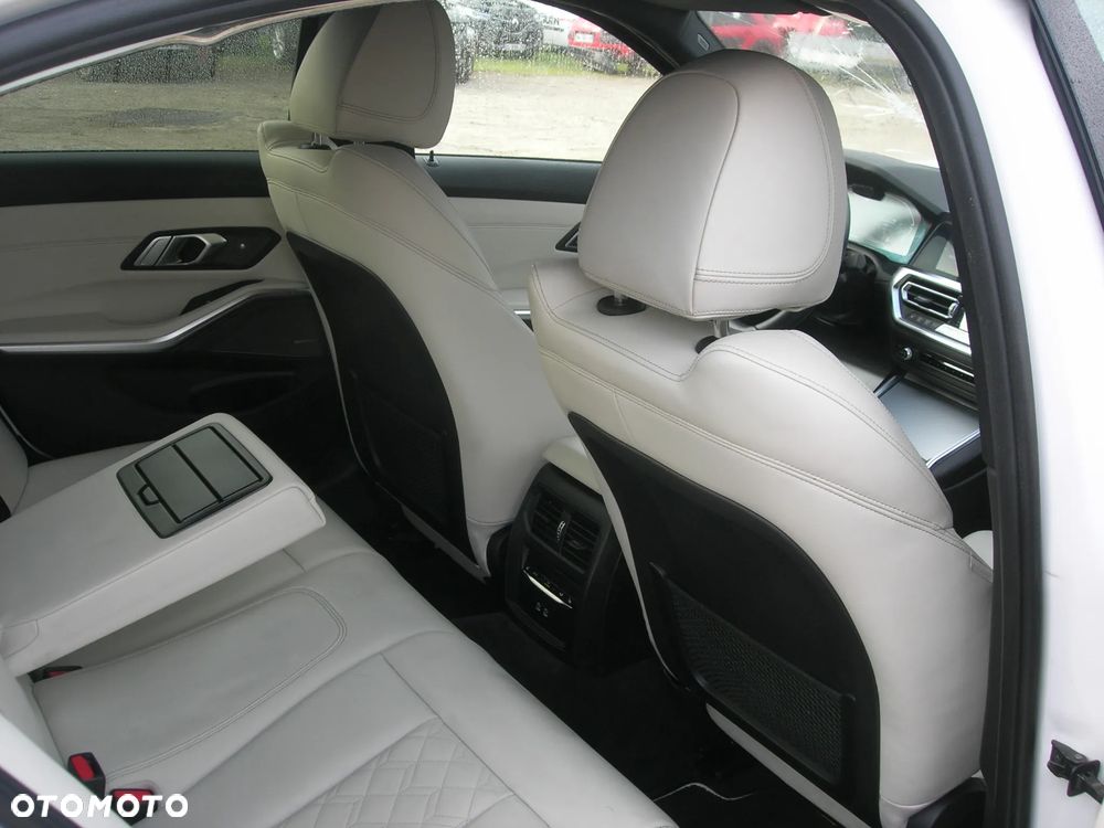 BMW Seria 3 330d xDrive - 21