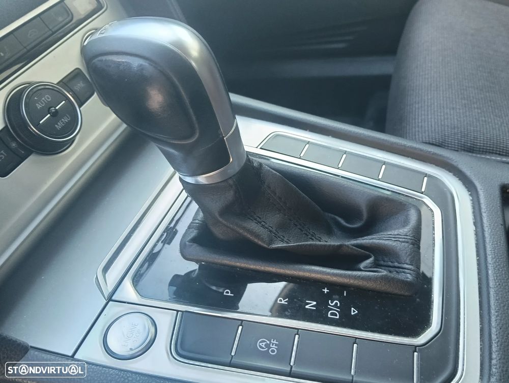 VW Passat Variant 1.6 TDI Highline DSG - 15