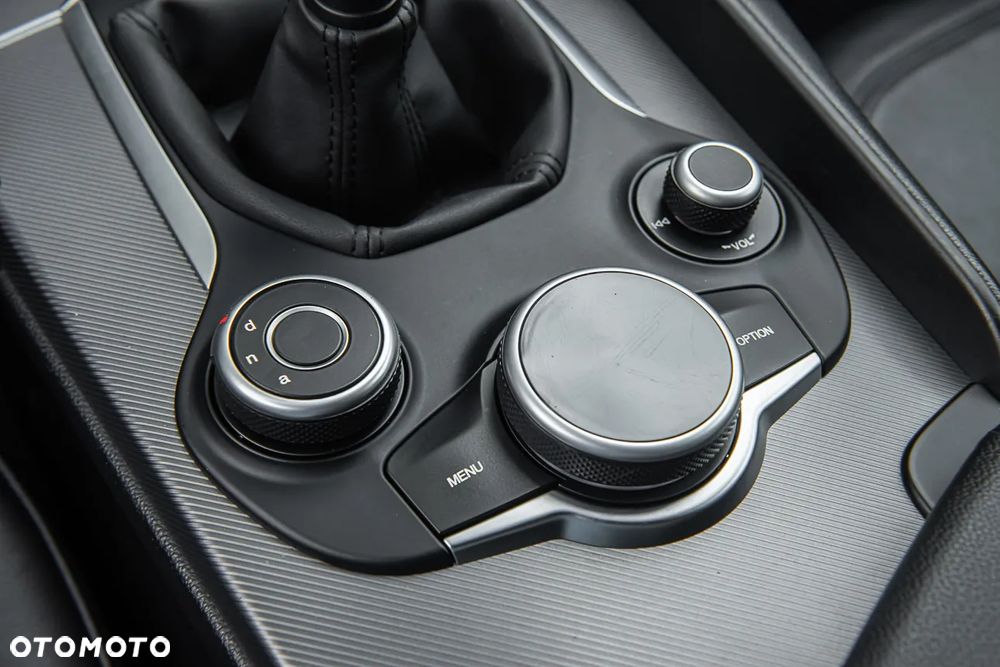 Alfa Romeo Giulia 2.2 Super - 11