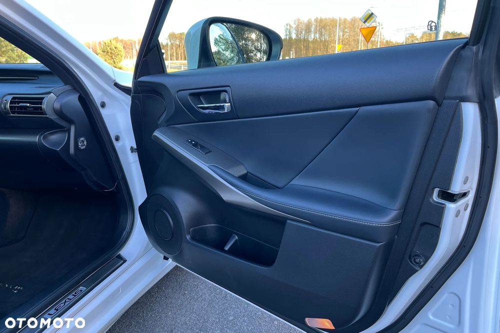 Lexus IS 300h F Sport - 15