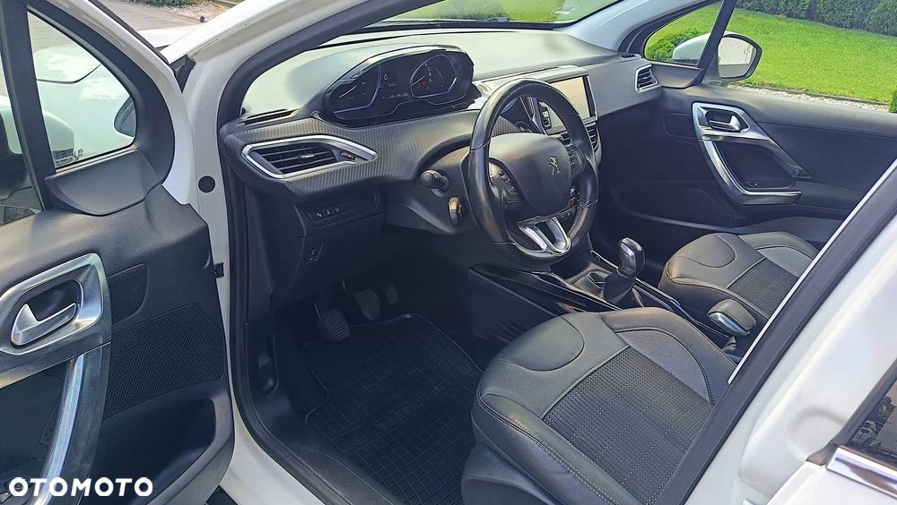Peugeot 2008 1.2 Pure Tech GPF Signature S&S - 6