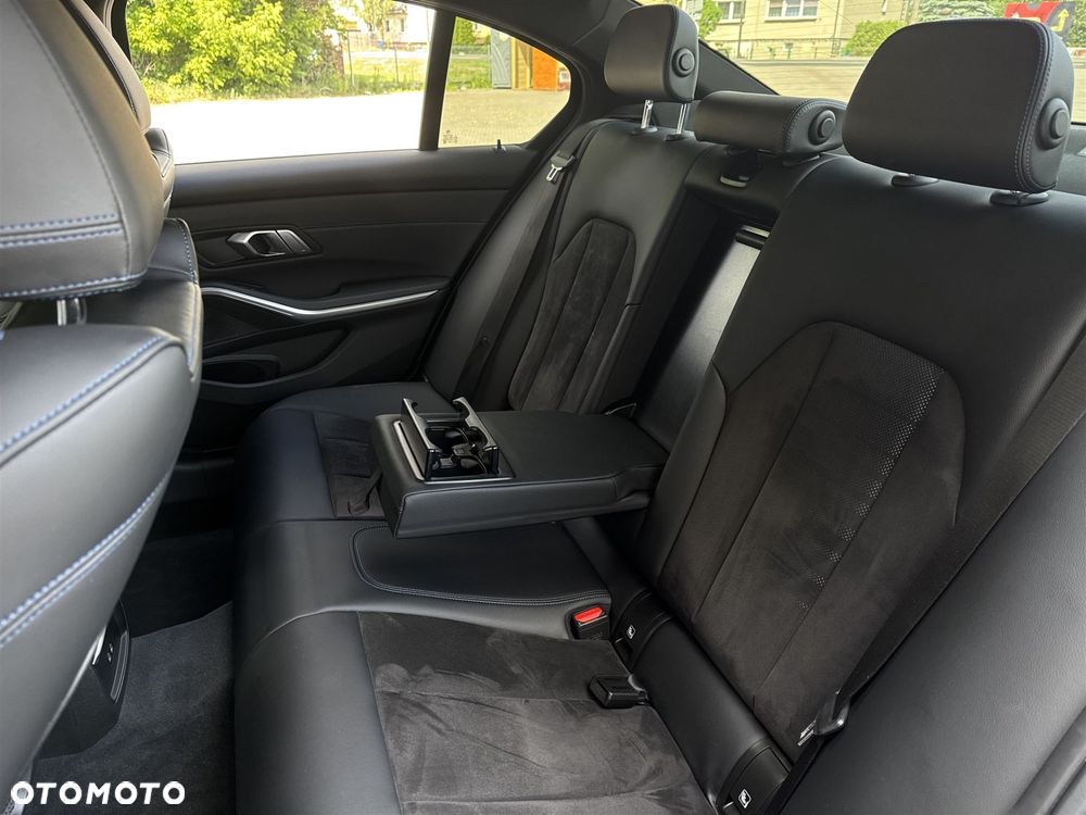 BMW Seria 3 320d xDrive - 23
