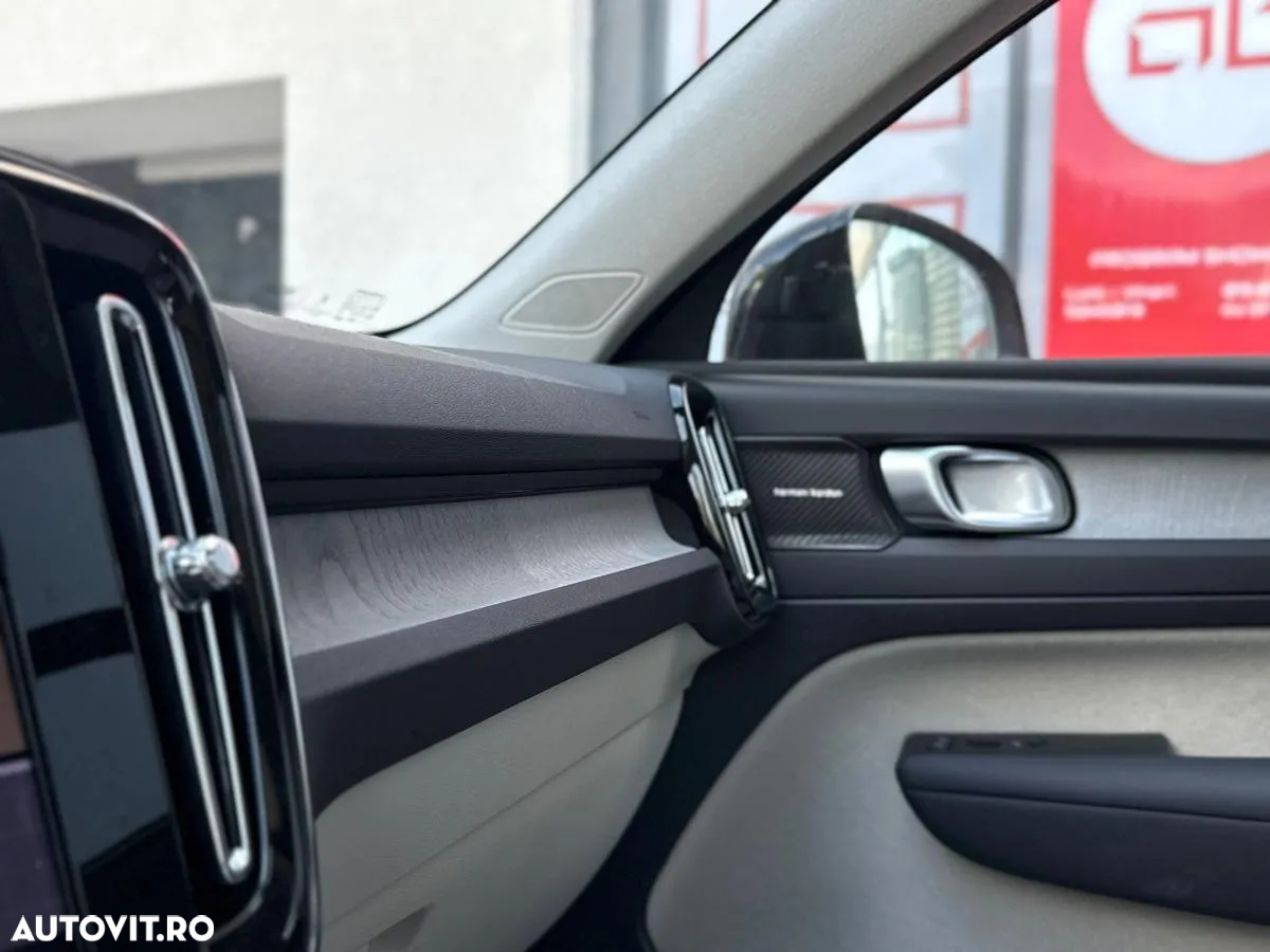 Volvo XC 40 B4 AT8 Mild Hybrid Momentum Pro - 32